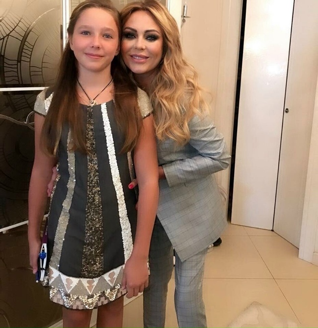 На секунду подумали, что видим Юлию Началову...
Но это ?...