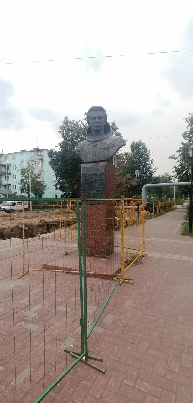 Знатоки! Внимание - вопрос! Что изображено на бюсте Ива?...