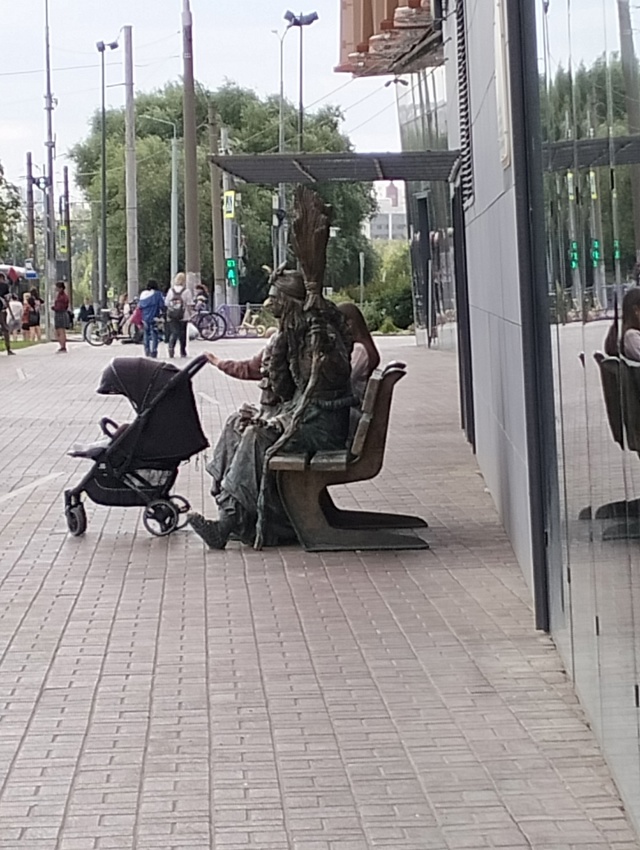 Бабушка с коляской 😉