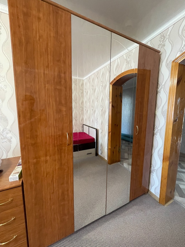 Продается :
Шифоньер ,
Высота - 2,20
Длина - 1,65
Ширина - 0,60
Ц...