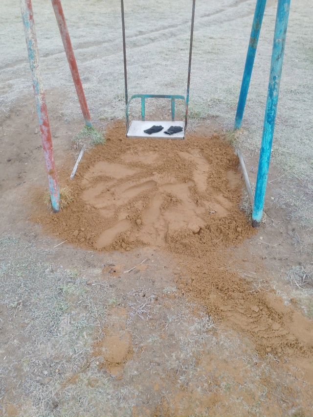 Найдены перчатки, детский городок во дворе дома Победы...