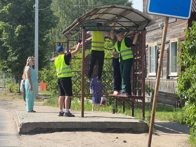 Ребята из трудовой бригады ударно поработали на благо ...