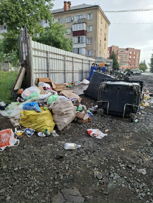 В общем дворе домов № 33, 33а и 33б по проспекту Победы сей...