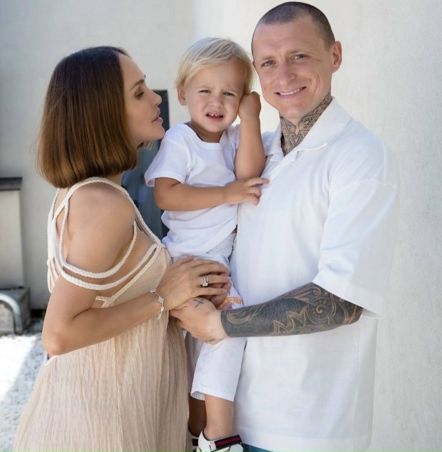 Супруге Павла Мамаева сообщили о его изменах...
Подпис?...