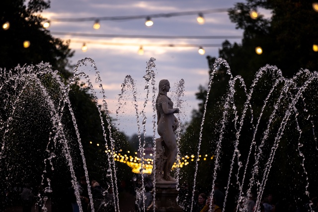 О Петергоф, свежи твои сады!
Еще рассвет, еще под сенью ...