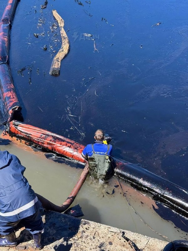 ⚡️После атаки беспилотников на морской терминал в Туапсе уже третьи сутки тушат пожар, и город накры