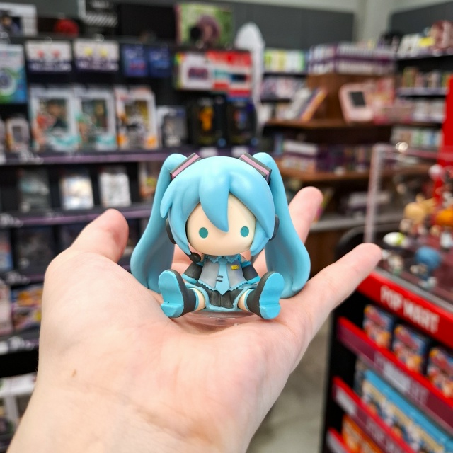 Можно ли стать поп-звездой, если ты не существуешь? 🎤✨...