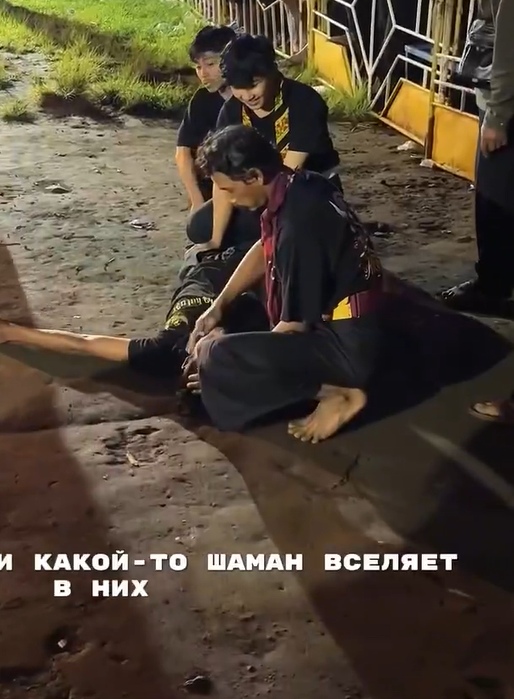 В Индонезии показали зрелищный ритуал, который порази?...