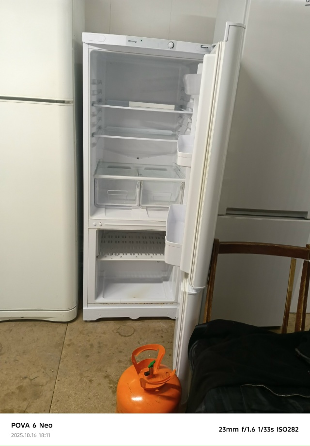 Холодильники продается не дорого с гарантией звоните 8...