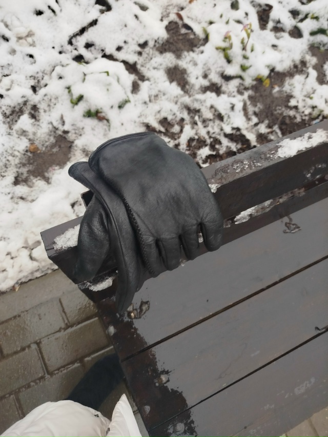 Добрый день, кто потерял перчатки ул.Лен.комсомола 9