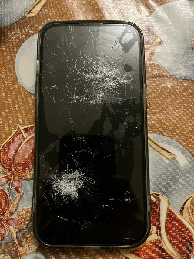 Нашли телефон около мусорки
Ул.Школьный рядом пятёроч...