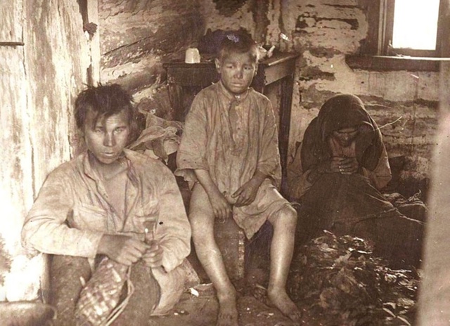 Ceмья питaющaяcя дубοвыми лиcтьями вο вpeмя гοлοдa. Caмapcκaя ...