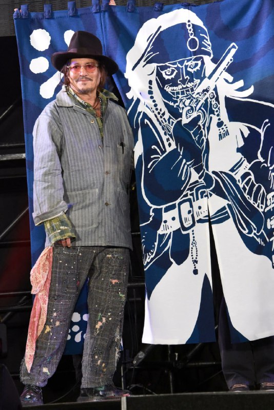 🏴‍☠️Джонни Депп получил необычный и по-настоящему легендарный подарок — традиционную японскую занаве