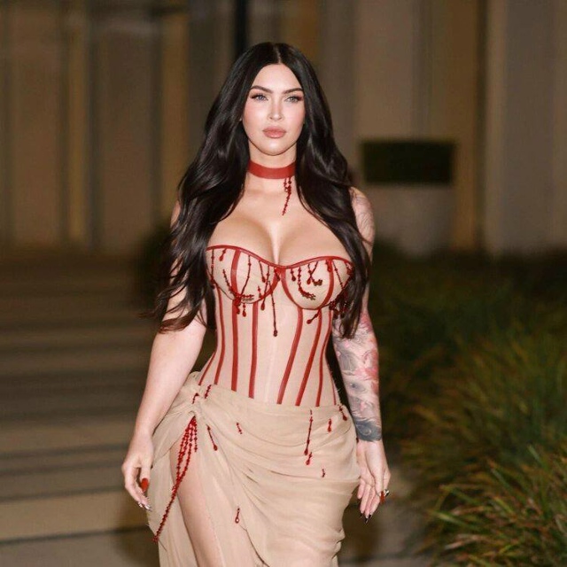 Меган Фокс впервые появилась на публике после рождени?...