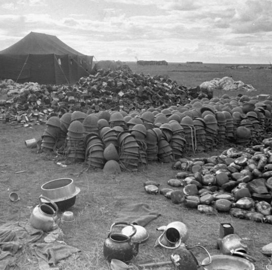 .
Японские каски, собранные советскими трофейными ком?...