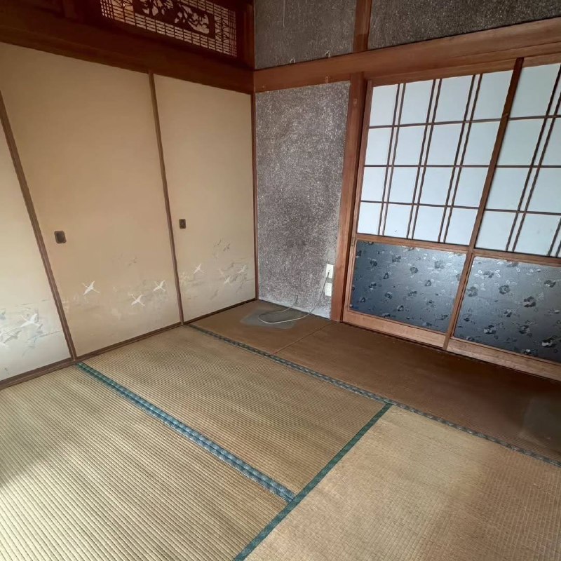 В Японии бесплатно отдают настоящий дом самурая.
Новому владельцу достанется просторный традиционны