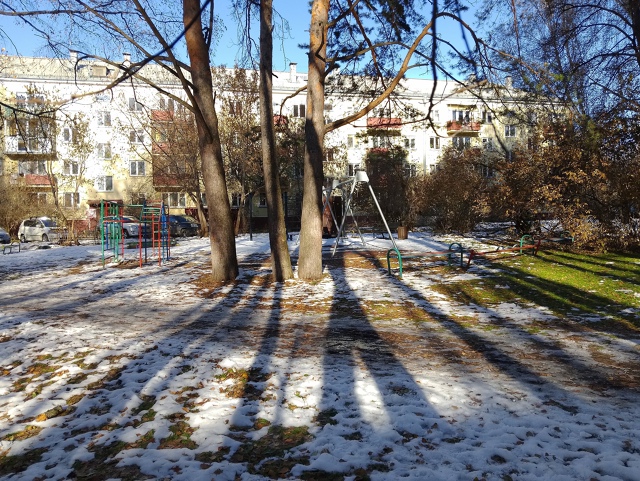 Акaдeмгopoдoк, улицa Акaдeмичecкaя. Κpacивый coлнeчный дeнь. Снe?...