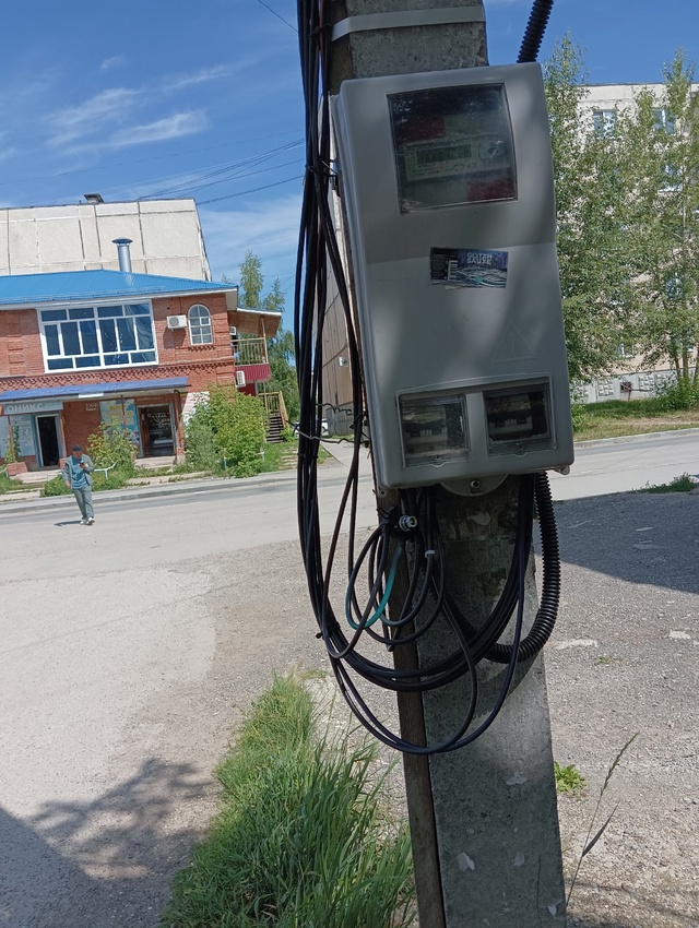 Добрый день! Рядом с Копылова 63,висит вот такой щиток, п...