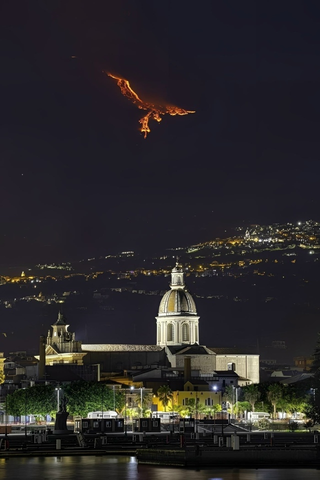 В результате извержения вулкана Этна на Сицилии, поток...