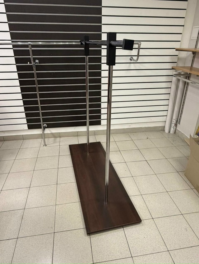 В связи с закрытием магазина распродаю оборудование, в...