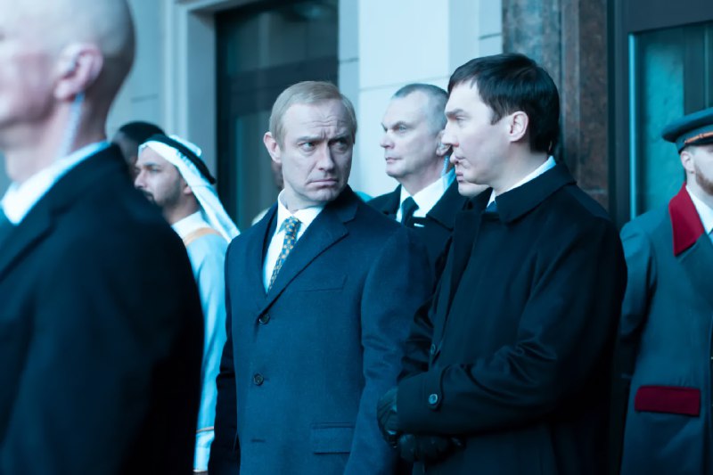 Появился первый кадр фильма «Кремлёвский волшебник», где Джуд Лоу играет Владимира Путина
Рядом с н