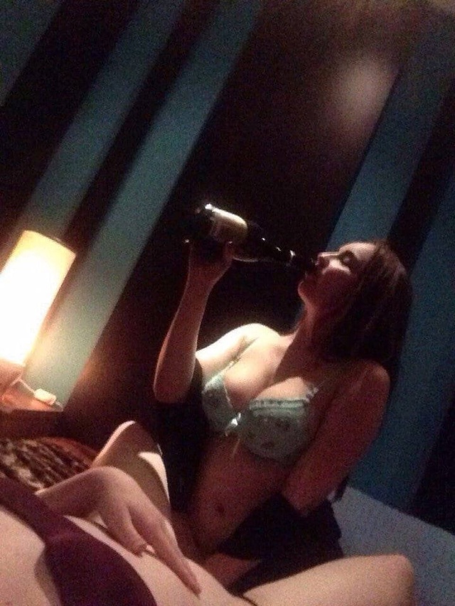 Подружки осиливают бутылочку на двоих и жду своих жере...