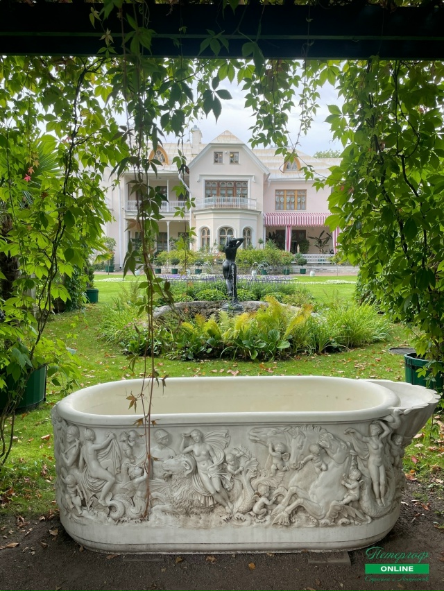 Вокруг Фермерского дворца