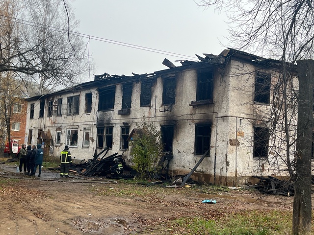 Сегодня утром жители слышали хлопок в районе этого дом...