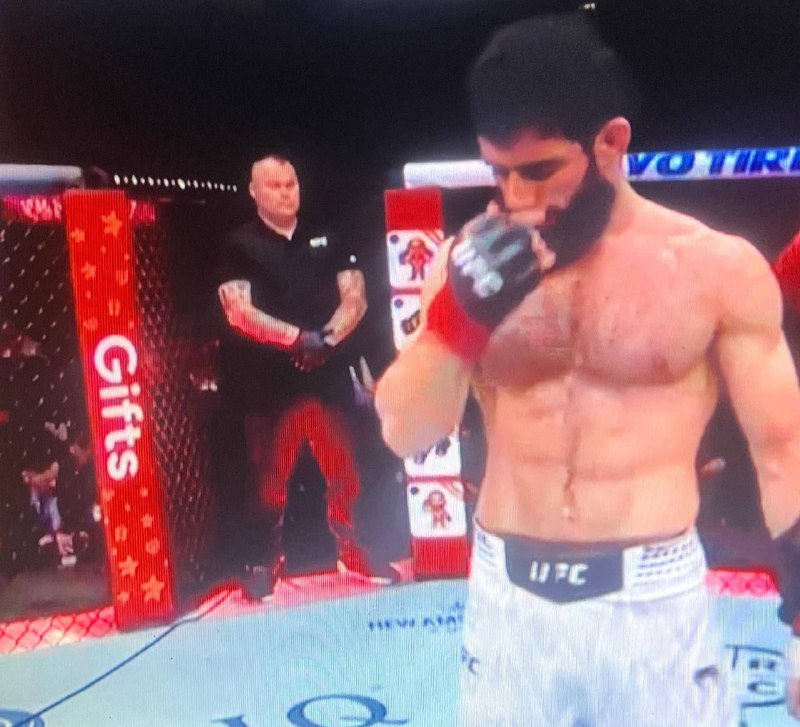 Реклама нашего скама официально попала на арену UFC. Дана Уайт теперь уже точно получил откатик
@gi