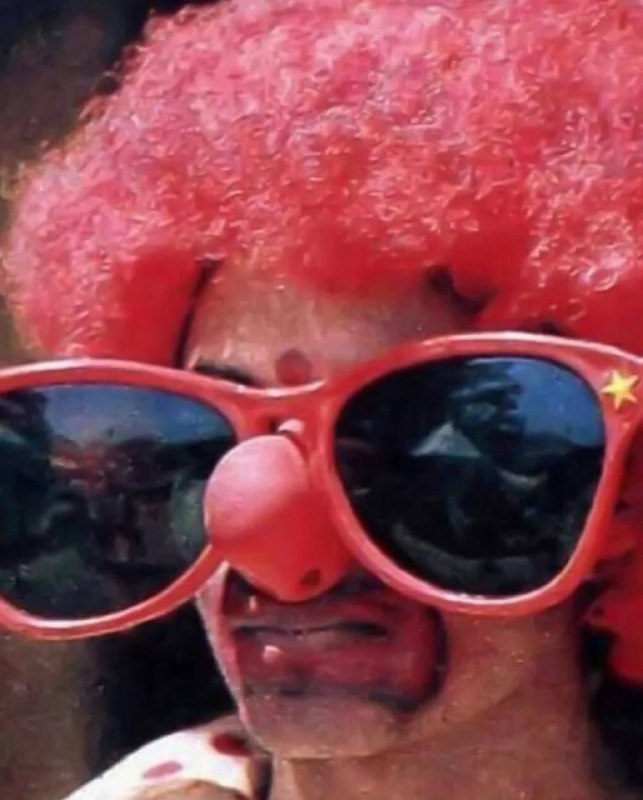 Маскировка которую использовал Майкл Джексон, для свободного хождения среди людей
Буквально воплоще