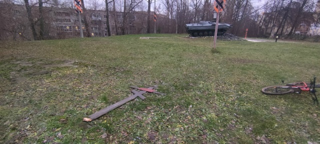 Не понятно специально ли сломал кто-то, или по другой п?...