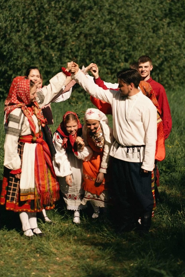 Русский фольклор, танцы, песни и традиции поражают сво?...