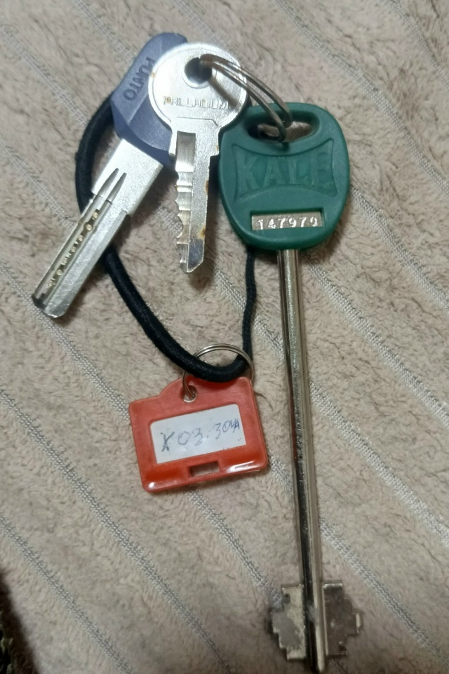 Найдены на остановке возле ЦРБ.
НЕ АНОНИМНО.