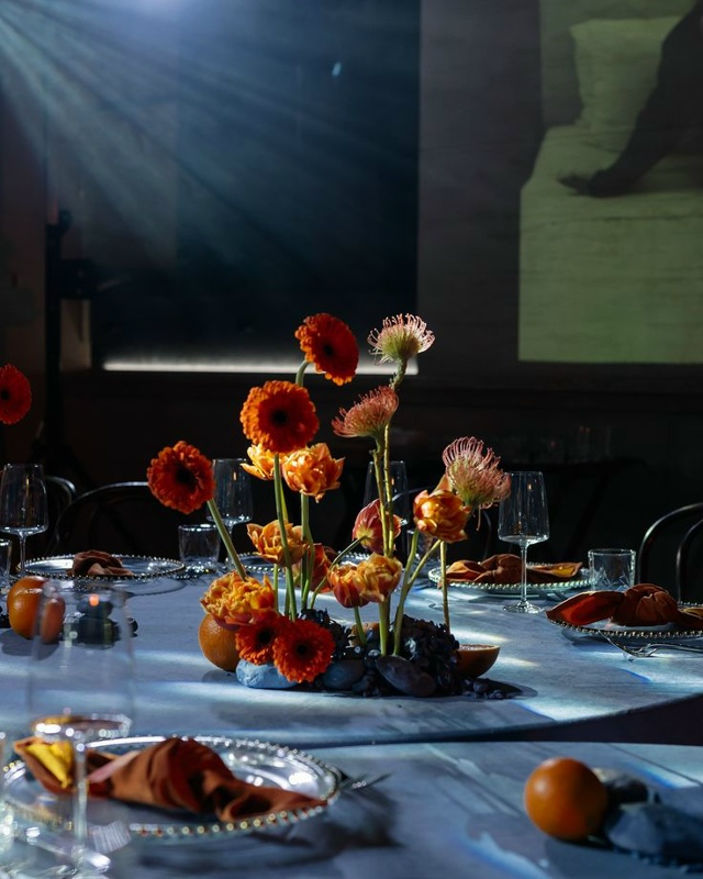 Яркий декор в свете софитов 💫
#декор@podslushanosvadba
#сервир...