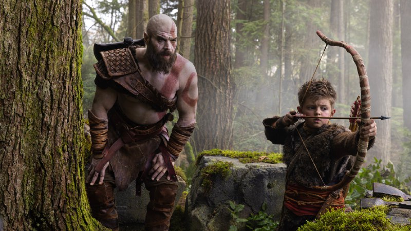 Amazon дропнул первый кадр из сериала по God of War — на нём засветили Кратоса (Райан Хёрст) и Атрея
