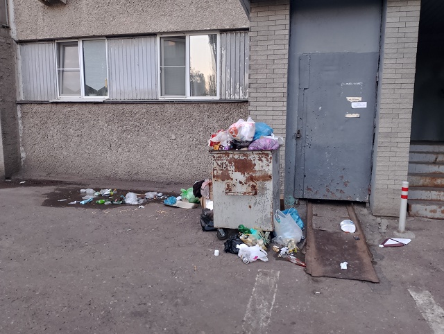 Уважаемая компания, выводите мусор по выходным дням. Н?...