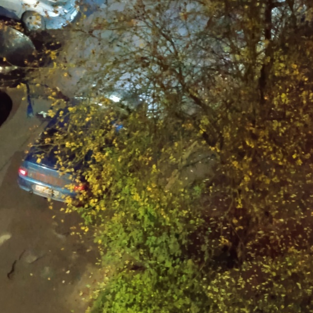 Где наше ГАИ? Курьеры обнаглели. В СПб за это штрафуют.