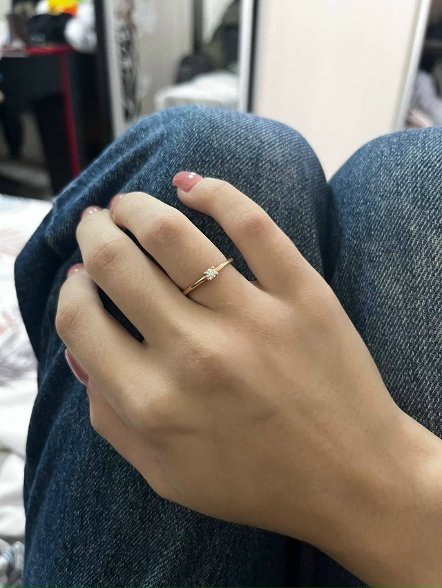 Девушка потеряла кольцо
В раёне алых парусов или парк?...