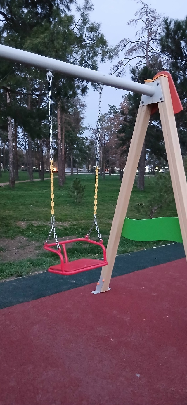 Первые 2 фото качеля не удобная и кататься не возможно ?...