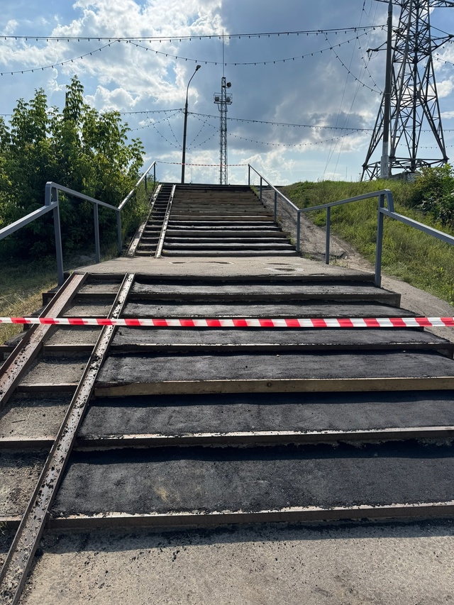 Отличные новости с улицы Набережная: ступеньки, ведущи...
