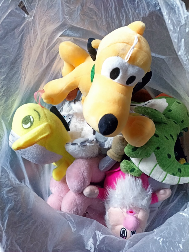 Отдам пакет игрушек за шоколадку