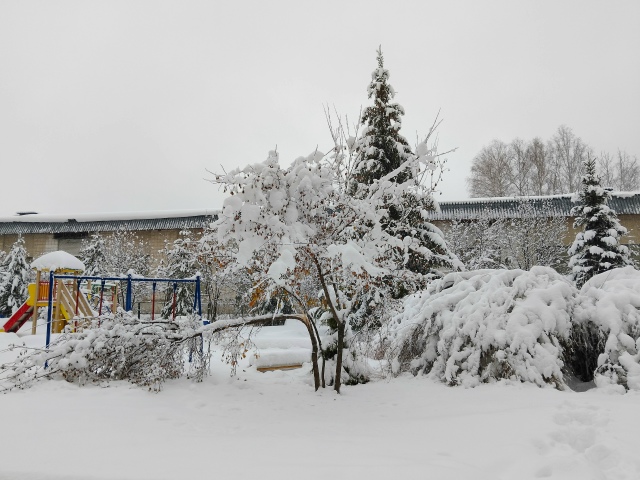 «Акaдeмгopoдoк зaвaлeн cнeгoм. Убopoчнaя тeхникa букcуeт в cугpoбa...