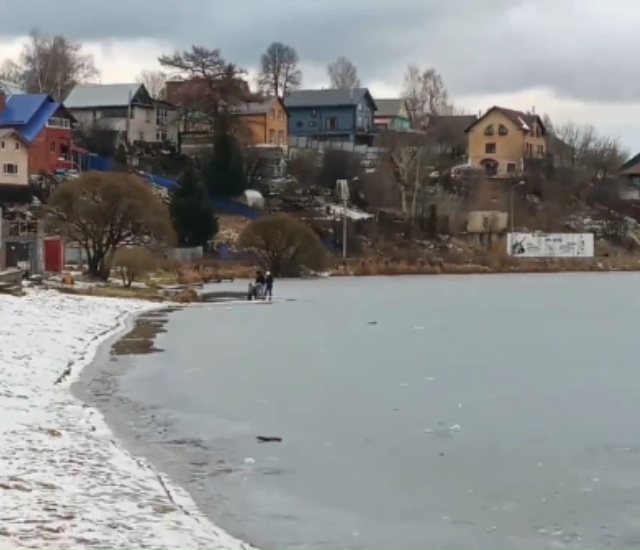 На Мотопруду первый тонкий ноябрьский лёд который еше ...