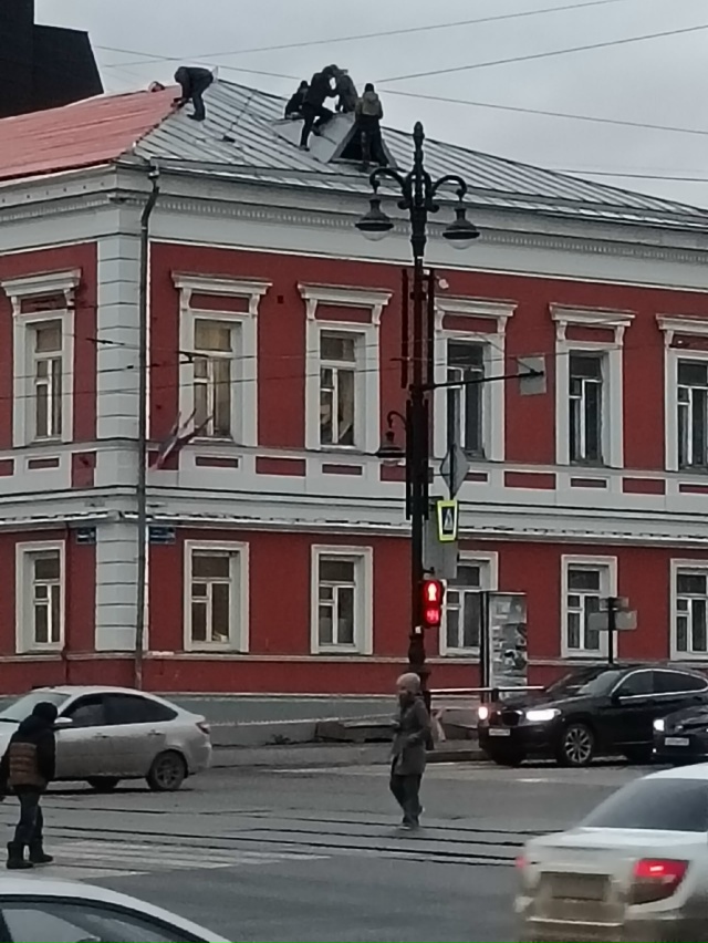 Демонтаж кровли без ограждений и знаков. Ленина комсом...