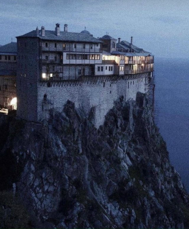 Монах, который ни разу не встречал женщину😅
Михаил То...