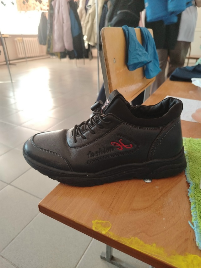 Родители мальчиков школы 2 г. Бородино. Чьи ботинки? Не ?...