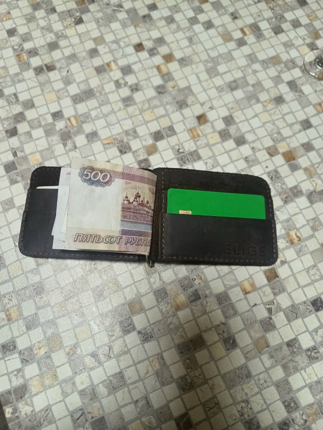 Найден картхолдер в районе WB, на Стрельцова 9. Звоните 8...