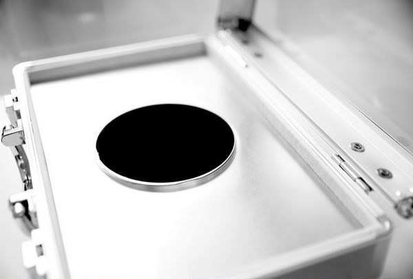 Vantablack - самый темный из известных материалов в мире.