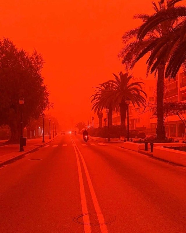 Остров Крит в Греции окрасился в кроваво-красный цвет из-за мощной песчаной бури.
Страшно K P A C