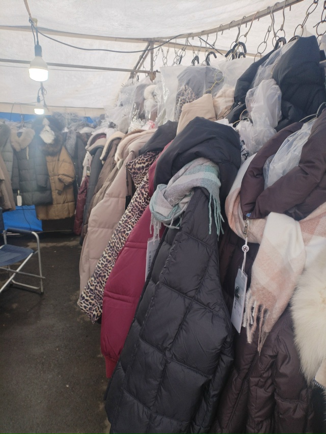 На территории Октябрьского рынка по ул. ЛОПАТИНА Д. 11 с ...